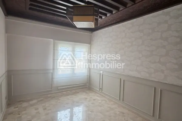 Apartment for rent in the Golden Triangle. Comfortable 4 rooms. Well furnished.