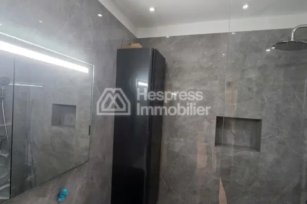 Apartment for rent in the Golden Triangle. Comfortable 4 rooms. Well furnished.