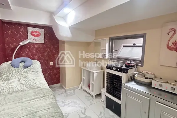 Living room with no entrance for sale in Racine