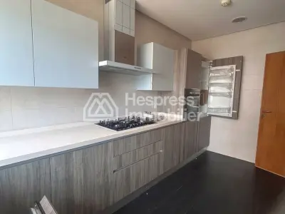 شقة مطلة على البحر للإيجار في المرسى