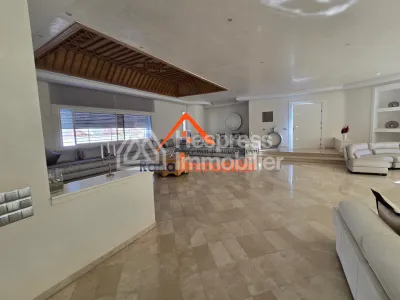 Villa à louer, 2000m² à Rabat, Quartier Souissi