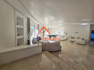 Villa à louer, 2000m² à Rabat, Quartier Souissi