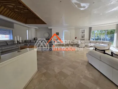 Villa à louer, 2000m² à Rabat, Quartier Souissi