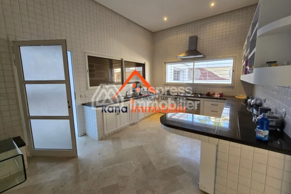 Villa à louer, 2000m² à Rabat, Quartier Souissi