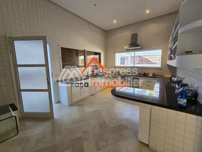 Villa à louer, 2000m² à Rabat, Quartier Souissi