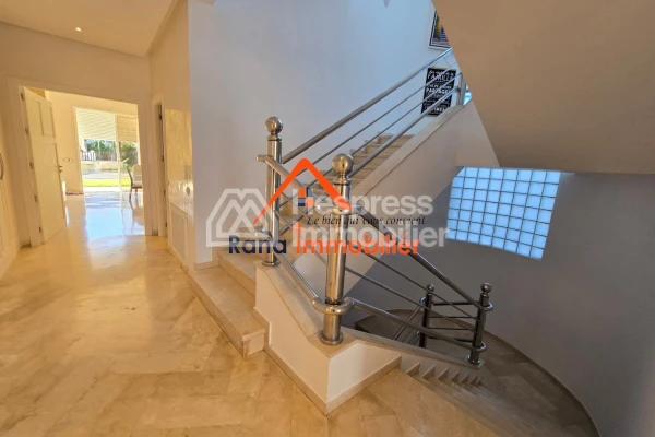 Villa à louer, 2000m² à Rabat, Quartier Souissi