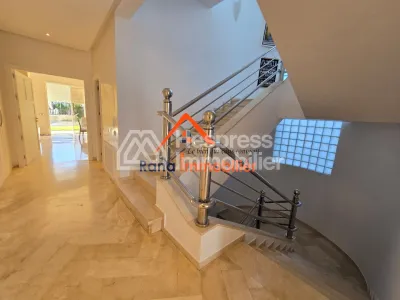 Villa à louer, 2000m² à Rabat, Quartier Souissi