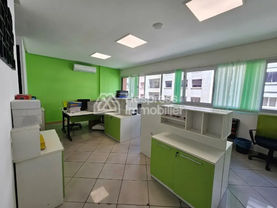 Bureau neuf bien aménagé à vendre