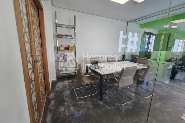 Bureau neuf bien aménagé à vendre