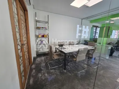 Bureau neuf bien aménagé à vendre