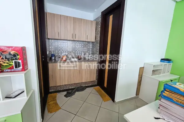 Bureau neuf bien aménagé à vendre