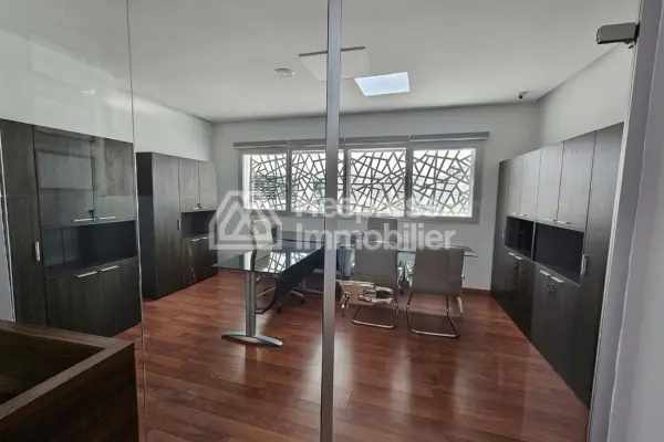 Bureau neuf bien aménagé à vendre