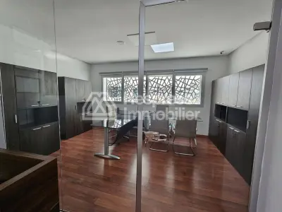 Bureau neuf bien aménagé à vendre