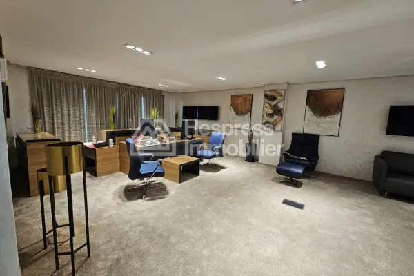 Bureau neuf bien aménagé à vendre