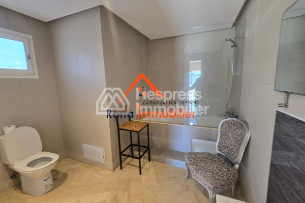 Villa à louer, 2000m² à Rabat, Quartier Souissi