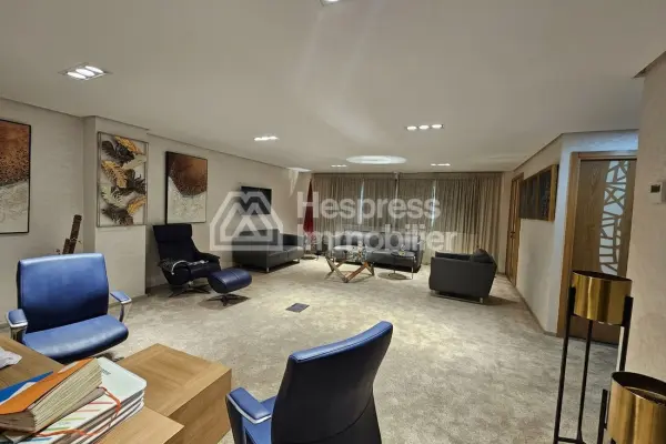 Bureau neuf bien aménagé à vendre