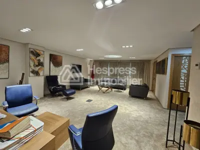 Bureau neuf bien aménagé à vendre
