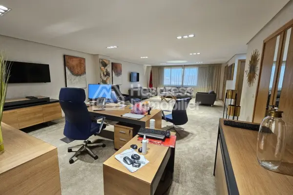 Bureau neuf bien aménagé à vendre