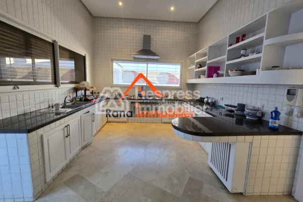 Villa à louer, 2000m² à Rabat, Quartier Souissi