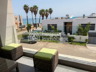 فيلا واسعة بإطلالة على البحر في المضيق
