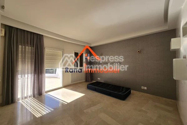 Villa à louer, 2000m² à Rabat, Quartier Souissi