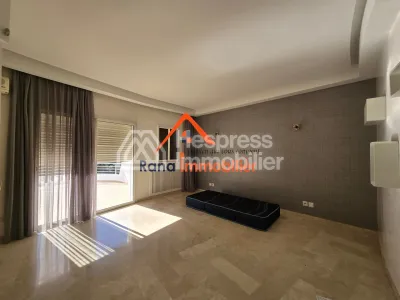 Villa à louer, 2000m² à Rabat, Quartier Souissi