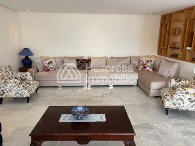 فيلا واسعة بإطلالة على البحر في المضيق