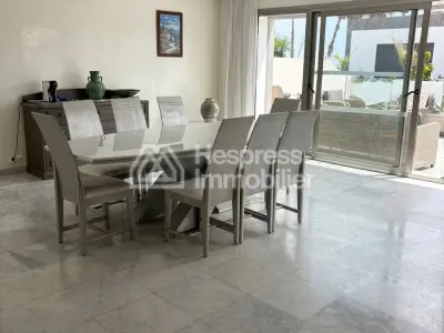 فيلا واسعة بإطلالة على البحر في المضيق