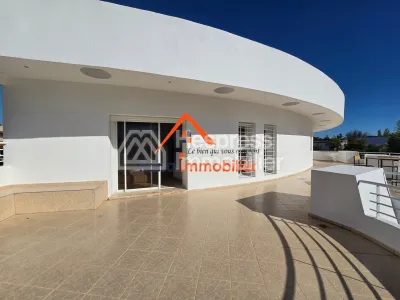Villa à louer, 2000m² à Rabat, Quartier Souissi