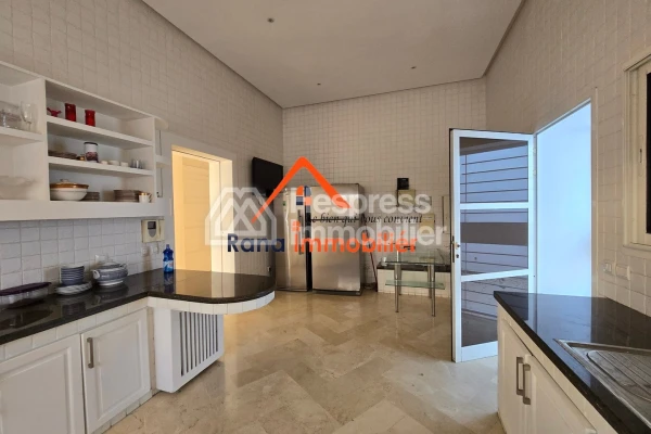 Villa à louer, 2000m² à Rabat, Quartier Souissi