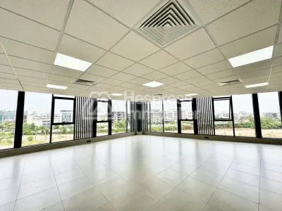 Bureau neuf à louer au rond point Bachkou
