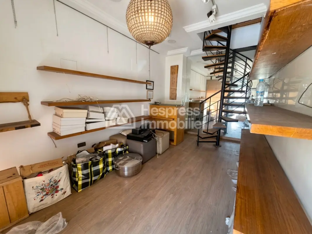 Magasin à vendre pas loin du stade d' honneur