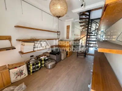Magasin à vendre pas loin du stade d' honneur
