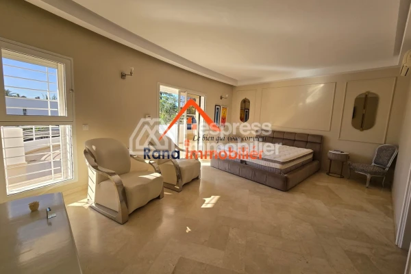 Villa à louer, 2000m² à Rabat, Quartier Souissi