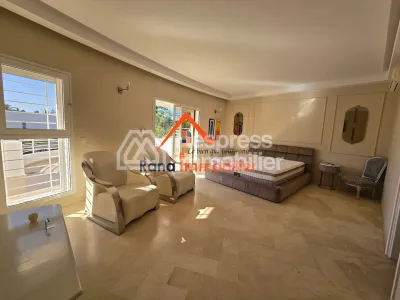 Villa à louer, 2000m² à Rabat, Quartier Souissi
