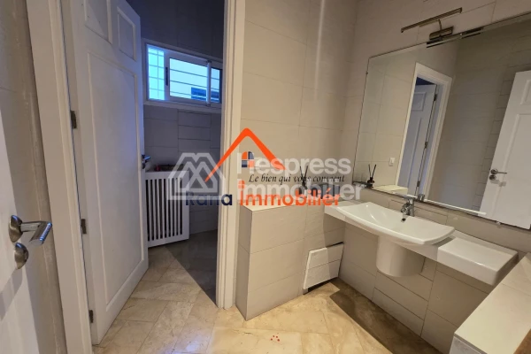 Villa à louer, 2000m² à Rabat, Quartier Souissi