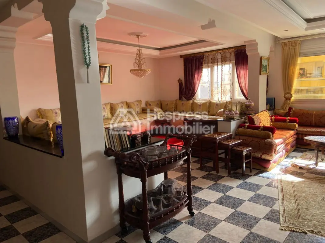 Large 4-bedroom apartment in the city center