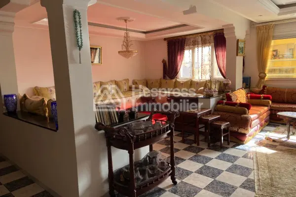 Large 4-bedroom apartment in the city center