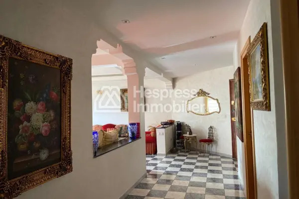 Large 4-bedroom apartment in the city center
