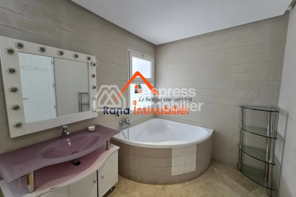 Villa à louer, 2000m² à Rabat, Quartier Souissi