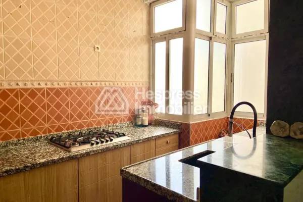 Large 4-bedroom apartment in the city center