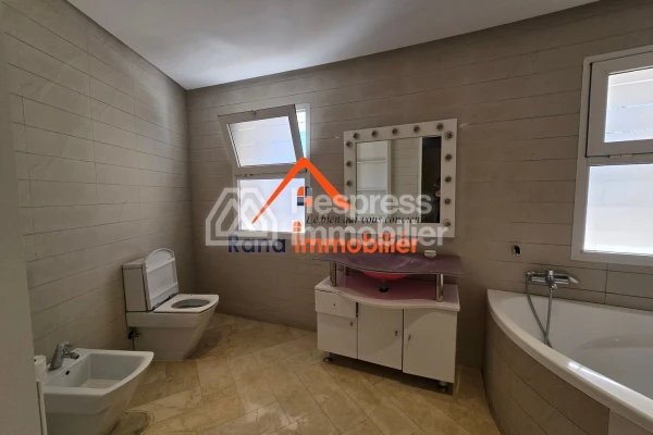 Villa à louer, 2000m² à Rabat, Quartier Souissi