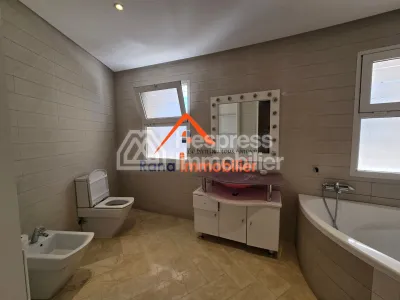 Villa à louer, 2000m² à Rabat, Quartier Souissi