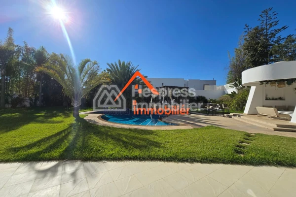 Villa à louer, 2000m² à Rabat, Quartier Souissi