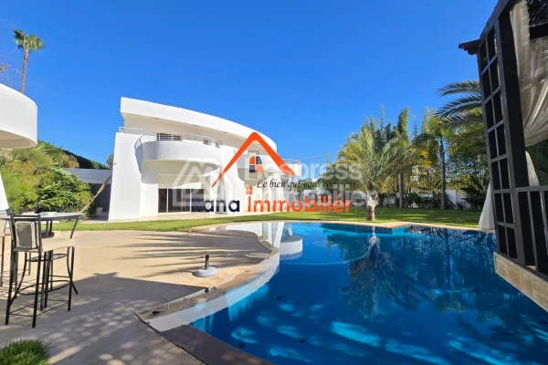 Villa à louer, 2000m² à Rabat, Quartier Souissi