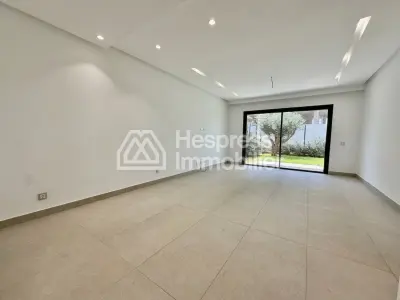 شقة للإيجار في منطقة عين الذئاب Extension. ثلاث غرف نوم جميلة. نظام استقبال فضائي ونظام أمان سكني.