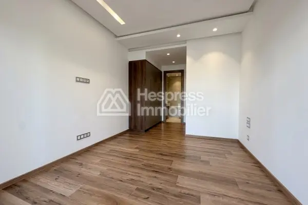 Apartment for rent in Aïn Diab Extension. 3 beautiful bedrooms. Satellite dish system and secure residence.