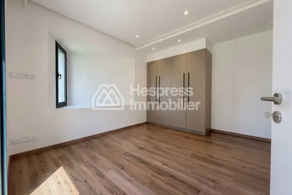 Apartment for rent in Aïn Diab Extension. 3 beautiful bedrooms. Satellite dish system and secure residence.