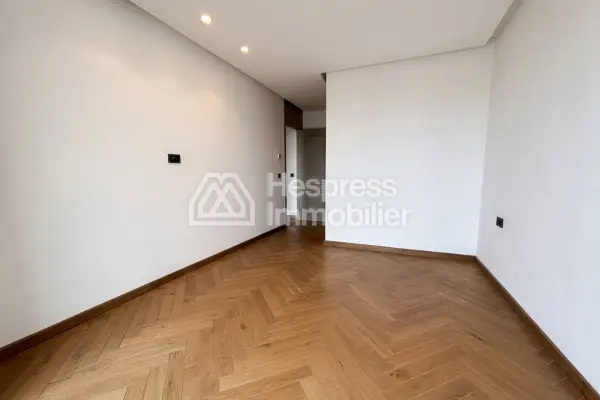 Unfurnished two-bedroom apartment for rent with view of Anfa Park