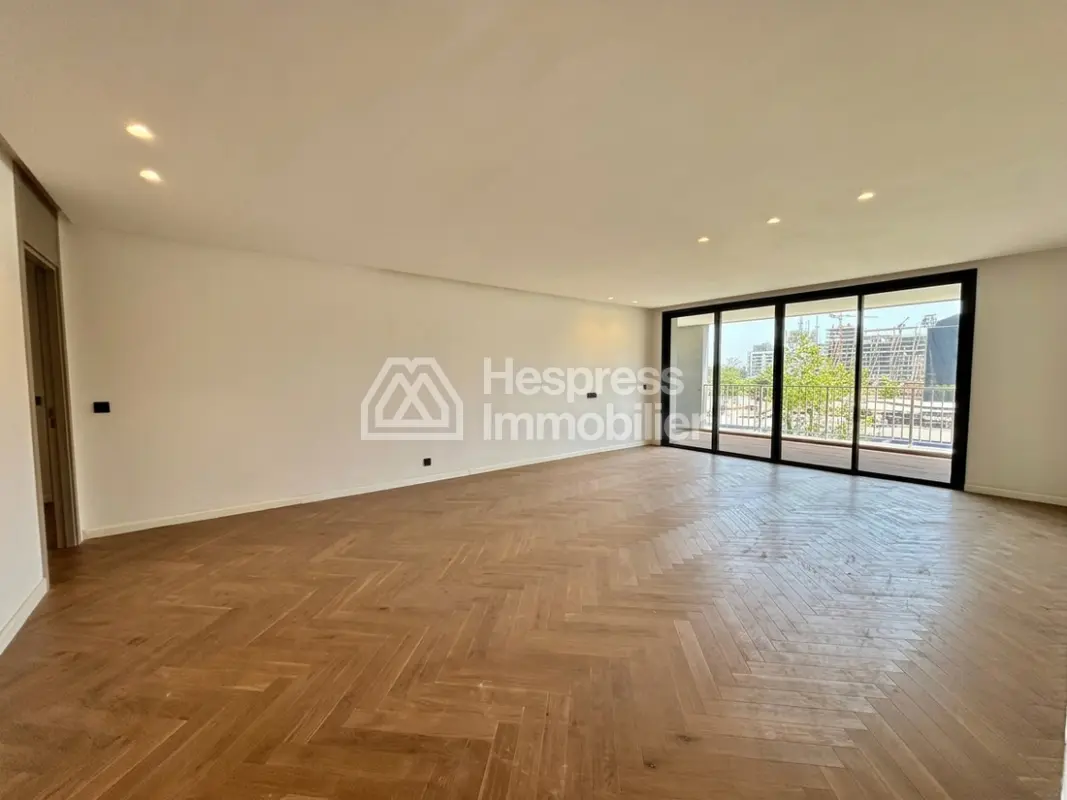 Unfurnished three-bedroom apartment for rent CFC